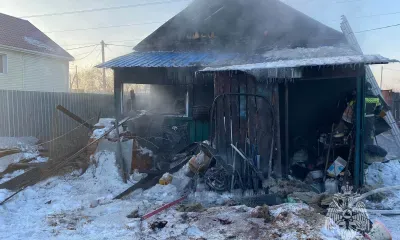 В Благовещенске пожарные и прохожие вытащили из дома двух человек
