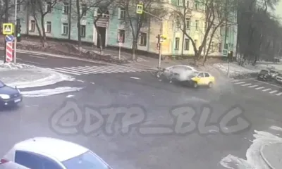Момент ДТП с автомобилем такси в Благовещенске попал на камеру