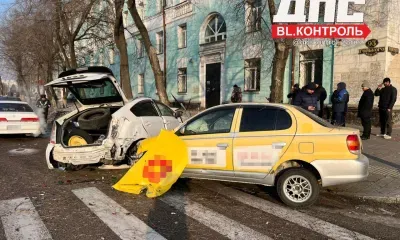 Автомобиль такси попал в жесткое ДТП в Благовещенске 