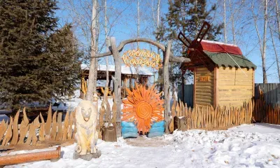 Василий Орлов посетил базу отдыха, где делают игрушки из дерева