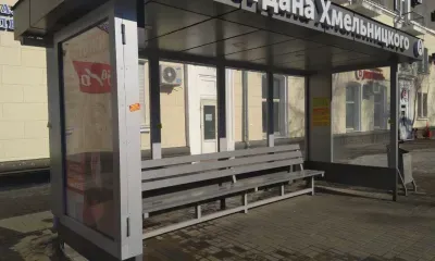 Автобусные остановки испортили вандалы в Благовещенске 