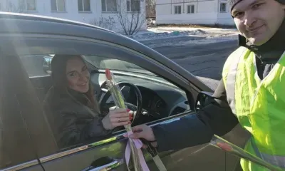 Тюльпаны и добрые слова получили автоледи от амурских полицейских 