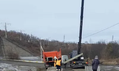 Река подтопила проезжую часть в Свободном, перекрыт проезд 