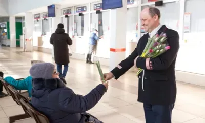 Железнодорожники поздравили женщин-пассажиров на вокзале станции Чита-2 ЗабЖД накануне 8 Марта