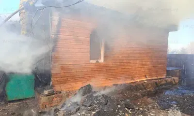 Дом и хозпостройки остались без кровли в результате пожара в Белогорске