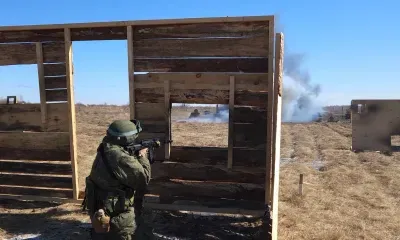 Военные и добровольцы отрабатывают армейскую тактическую стрельбу в Приамурье