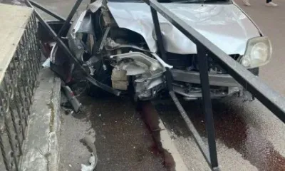 Автомобиль жестко врезался в леерное ограждение в Благовещенске