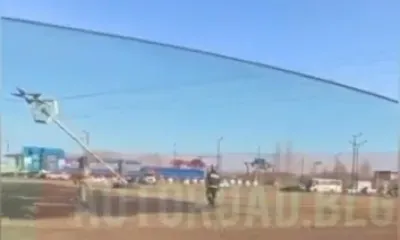 В Благовещенске упала высокая инсталляция на кольцевой развязке (видео)