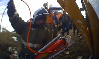 Пожарные вытащили мужчину из грузовика, слетевшего с трассы Амурской области