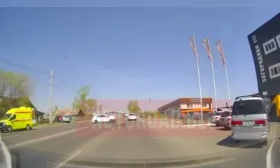 Машину выбросило на тротуар в жестком ДТП в Благовещенске