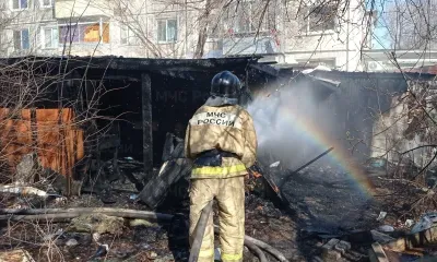Пожарные не дали огню перекинуться на жилой дом в Белогорске 