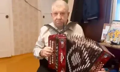 Игрой на гармони встретил гостей 95-летний юбиляр из Амурской области