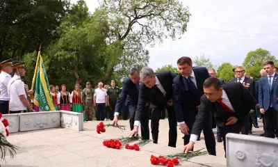 Губернатор Василий Орлов возложил цветы к памятнику основателям Благовещенска