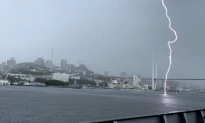 Молния ударила рядом с Золотым мостом во Владивостоке