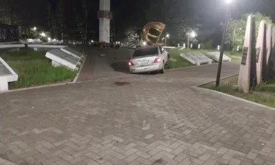 В Свободном иномарка после удара с другим авто влетела на территорию Мемориала Славы