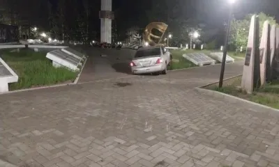 Власти взыщут ущерб с водителя, повредившего мемориальные плиты в Свободном