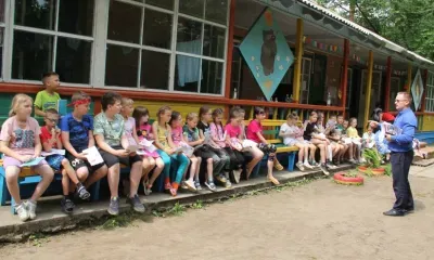 Железнодорожники в игровой форме рассказали отдыхающим детям в лагере «Сосновый бор» о правилах безопасного поведения на железной дороге