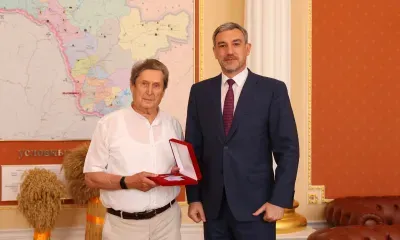 Медаль академику Анатолию Деревянко вручил губернатор Василий Орлов