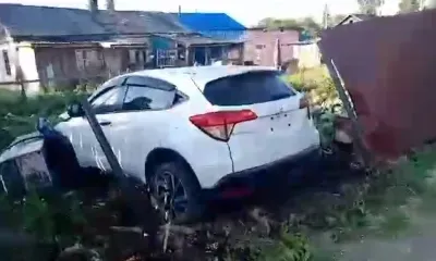 Автомобиль в Свободном врезался в ограждение частного дома