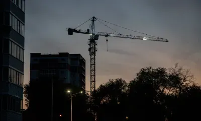 Строительные краны засияли на набережной Благовещенска