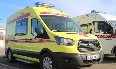 Машина "скорой" с тяжелым больным сбила пешехода и перевернулась в Сочи