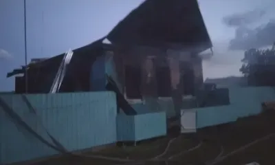 Ветер сорвал крышу со сгоревшего дома в Ивановском округе