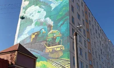 Огромный паровоз украсил фасад дома в Тынде