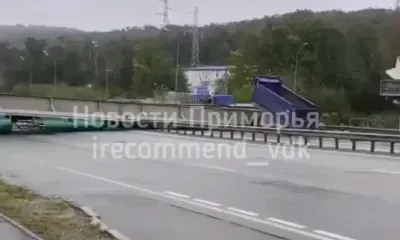 Пешеходный виадук рухнул на трассу на выезде из Владивостока