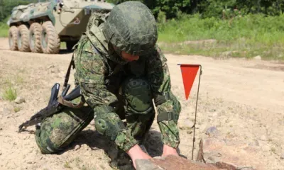 Колонну техники провели по минным полям военные инженеры в Приамурье