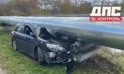 Пассажиры пострадали при наезде авто на трубы в Приамурье