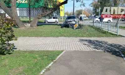 Светофоры и пешеходное ограждение повредил автомобиль в Благовещенске