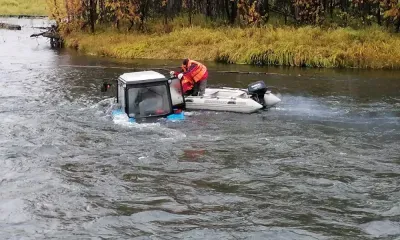 Пьяный житель Камчатки пытался на спор пересечь реку на тракторе