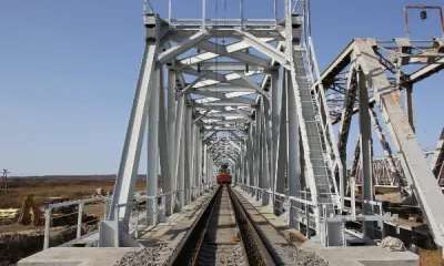 Завершена установка последнего пролета нового ж/д моста через реку Завитая