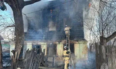 Расселенный двухэтажный дом загорелся в Свободном