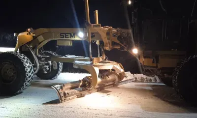Дорожники ночью расчищали снег в Амурской области