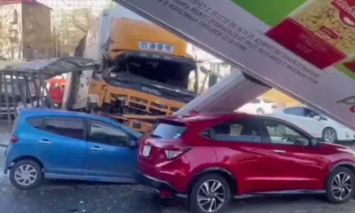 Фура снесла остановку, разбила машины, уронила билборд и загорелась во Владивостоке