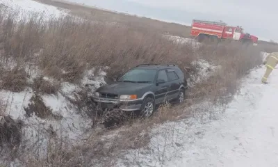 Пожарные помогли согреться замерзающей семье, попавшей в ДТП в Приамурье