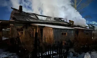 Мертвого мужчину нашли при пожаре в нежилом доме в Благовещенске 