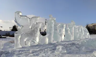 Фигуру Дракона режут изо льда мастера на площади Благовещенска