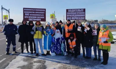 Дед Мороз и Снегурочка напомнили амурским водителям о правилах дорожного движения на железнодорожном переезде в селе Бочкаревка 