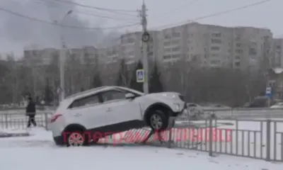 Автомобиль повис колесами на ограждении в Благовещенске