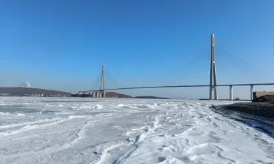 Школьников уносит на льдине во Владивостоке