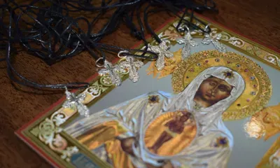 Православные крестики для бойцов СВО изготавливает житель Тынды