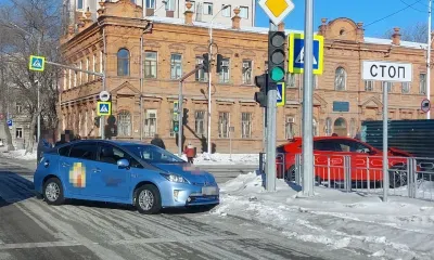 Иномарку отбросило на забор после столкновения с другим авто в Благовещенске