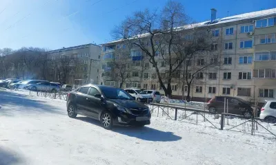 Автомобиль на тротуаре припарковал водитель в Благовещенске