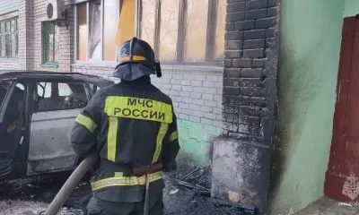 Пожарные тушили автомобиль, припаркованный возле дома в Благовещенске