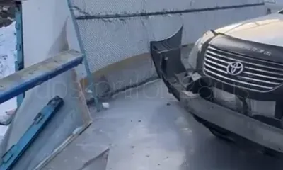 Автомобиль повредил хоккейную площадку в Чигирях