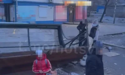 Автомобиль снес павильон на остановке в Свободном