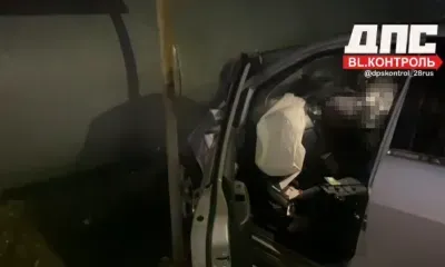 Автомобиль врезался в трубы теплотрассы в Благовещенске