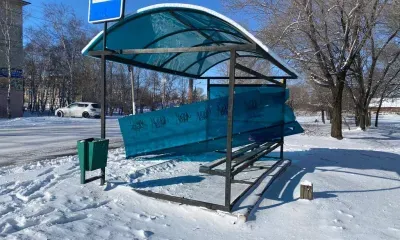 Снежная буря разворотила автобусные остановки и светофор в Белогорске